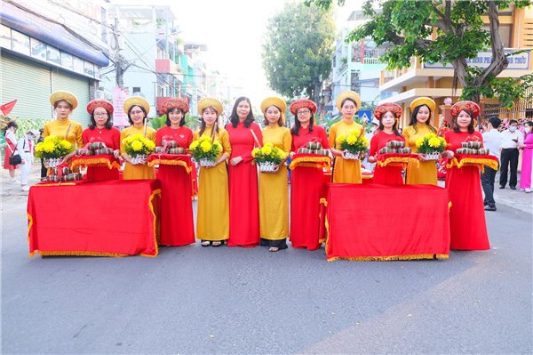 Tập thể giáo viên tham gia dự Lễ giỗ tổ Hùng Vương do UBND phường Tân Lập tổ chức